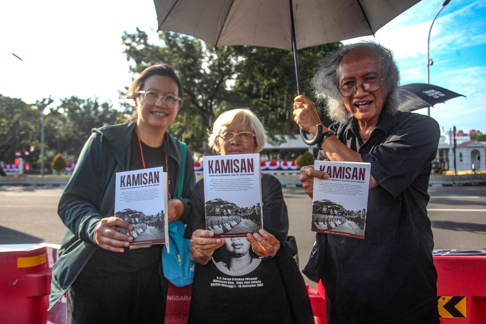 Romo FX. Mudji Sutrisno,SJ (sebelah kanan) saat turut ikut aksi Kamisan, Bersama dengan para keluarga korban Semanggi I-13 Novemver 1998. (X@sumarsih11)